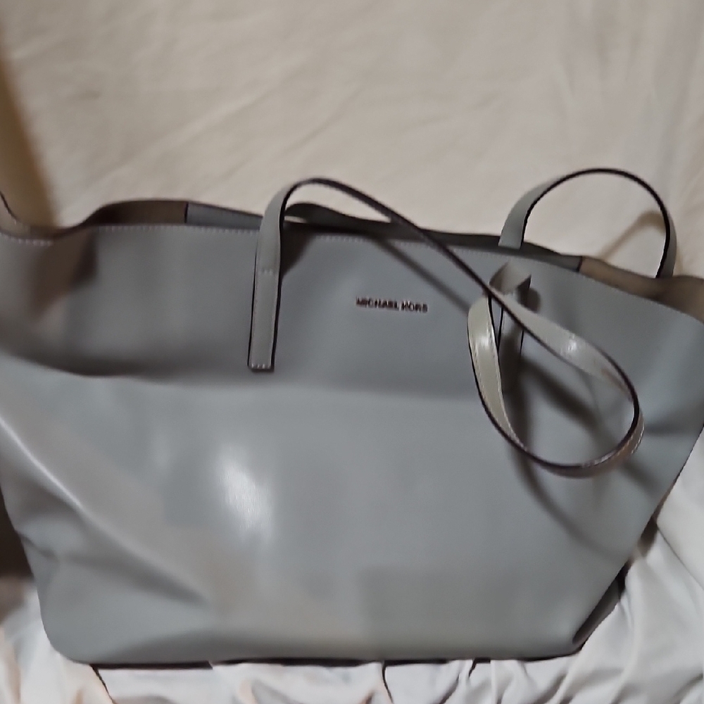 Michael Kors Gray Tote with Smooth Leather and Structured Design